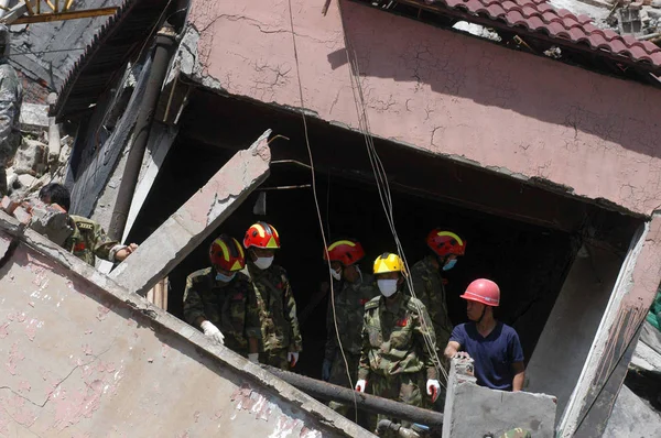 Chinese Rescue Workers Seach Potential Survivors Ruins Supermarket Which Collapsed — Stock Photo, Image