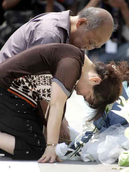 2008年5月19日 在中国西南部四川省成都市天府广场 当地华人跪下悼念在四川大地震中遇难的遇难者 — 图库照片