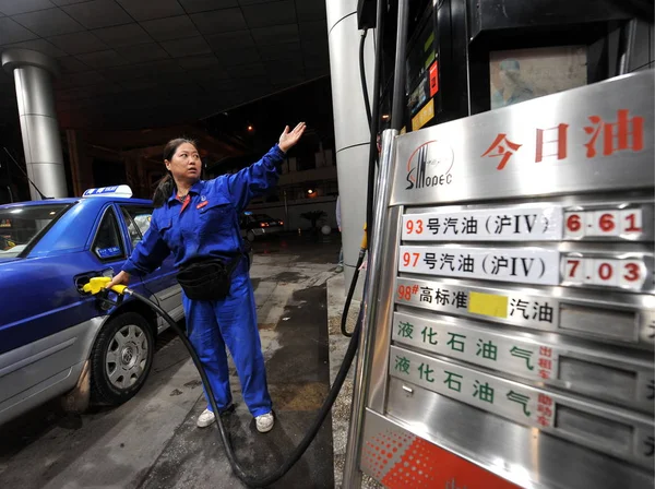 Ein Chinesischer Arbeiter Betankt Ein Auto Einer Tankstelle Von Sinopec — Stockfoto