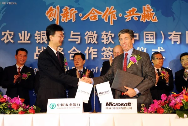 Vertegenwoordigers Van Landbouwbank Van China Abc Microsoft Schudden Elkaar Hand — Stockfoto