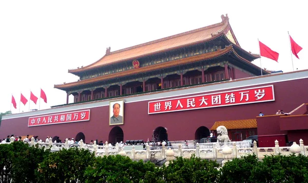 観光客は 中国の北京で改装された天安門演壇を越えて歩きます 火曜日 月2009 — ストック写真