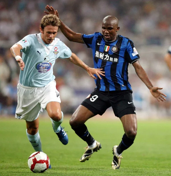 Samuel Etoo Fils Inter Milan Jobb Versenyez Lazio Roberto Baronio — Stock Fotó