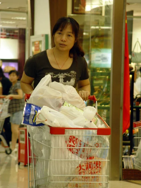 Cliente Chino Empuja Carro Lleno Comestibles Bolsas Plástico Supermercado Ciudad —  Fotos de Stock
