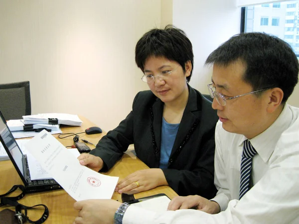 2008年7月18日 中国律师在中国上海Unitalen律师事务所研究一个案件 — 图库照片