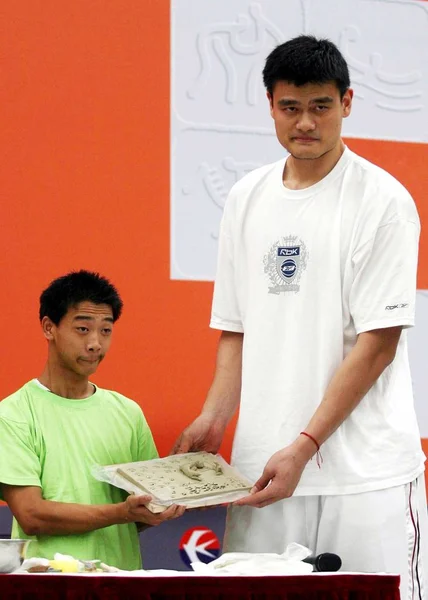 Superstar Cinese Del Basket Yao Ming Destra Diciottenne Fangmiao Che — Foto Stock