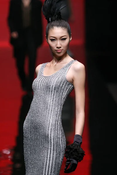 モデルは 中国ファッション週 2009 中国の北京で 2009 日中にジョイア 2010 夏のファッションショーで新しいコレクションをプレゼントします — ストック写真
