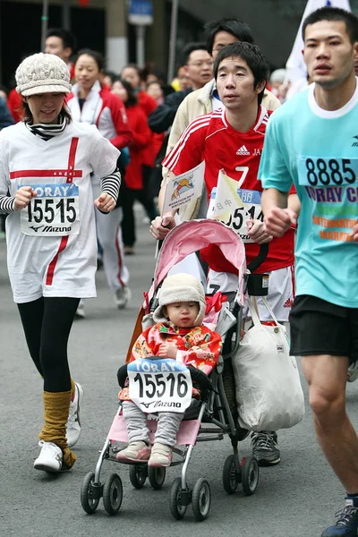 Hombre Empujando Hijo Otros Participantes Corren Durante Maratón Internacional Shanghai —  Fotos de Stock