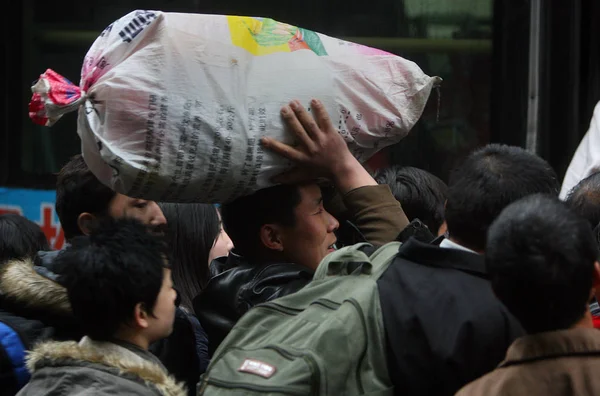 Les Travailleurs Migrants Essaient Monter Dans Bus Pour Rendre Gare — Photo