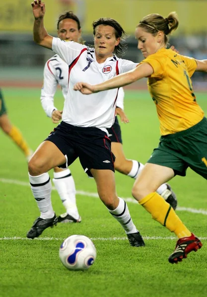 노르웨이의 Ronning는 오스트레일리아의 Mccallum와 2007 일에에서 2007 Fifa 월드컵의 하고있다 — 스톡 사진