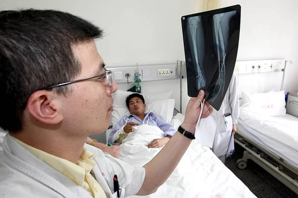 Kinesisk Läkare Kontrollerar Röntgen Film Skadad Man Från Ett Skalvet — Stockfoto