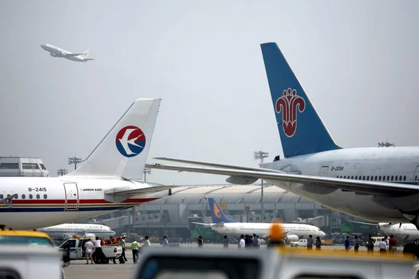 Правое Крыло Самолета Boeing 777 Авиакомпании China Southern Airlines Справа — стоковое фото