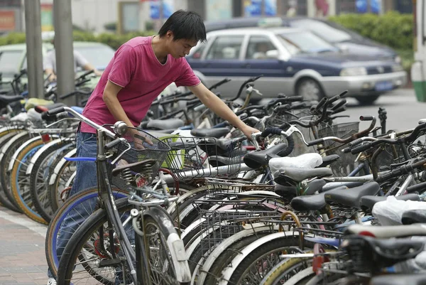 Κινέζος Βγάζει Ποδήλατό Του Ένα Πάρκινγκ Στη Σαγκάη Αυγούστου 2005 — Φωτογραφία Αρχείου