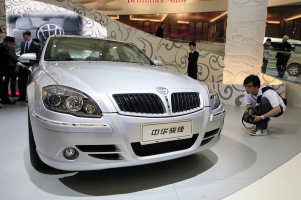 2009年4月20日在中国上海举行的第十三届上海国际汽车工业展览会 2009年上海汽车 参观参观了华华俊杰汽车展 — 图库照片