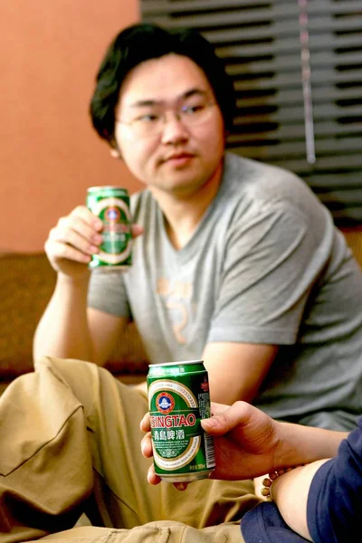 2006년 24일 상하이의 바에서 청년들이 칭타오 맥주를 마시고 — 스톡 사진