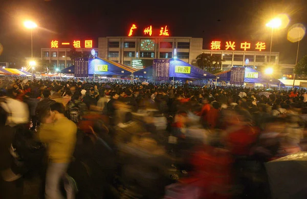 Migrant Workers Wait Guangzhou Railway Station Guangzhou South Chinas Guangdong — Stock Photo, Image