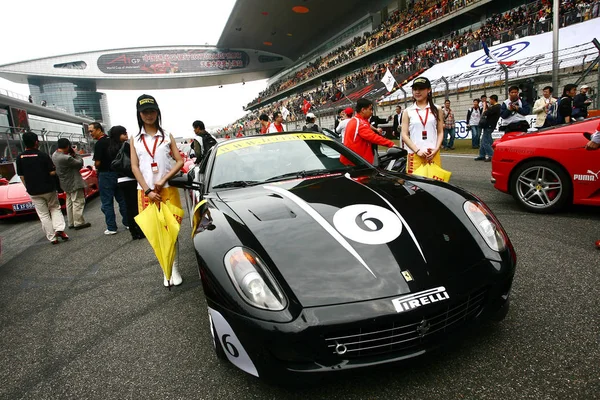 Čínská Prodavačka Představují Ferrari 599 Gtb Fiorano Jako Zástupy Ferrari — Stock fotografie