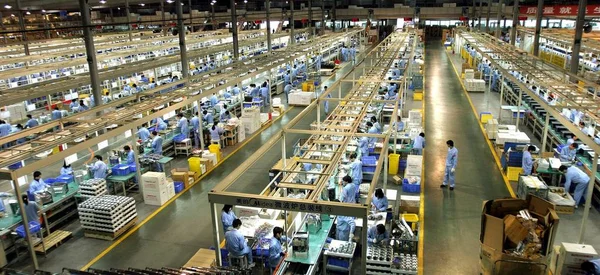 2007年5月10日 中国南部広東省仏山市のMidea工場で 生産ライン上でMidea電子レンジを製造する中国の工場労働者の視点 — ストック写真