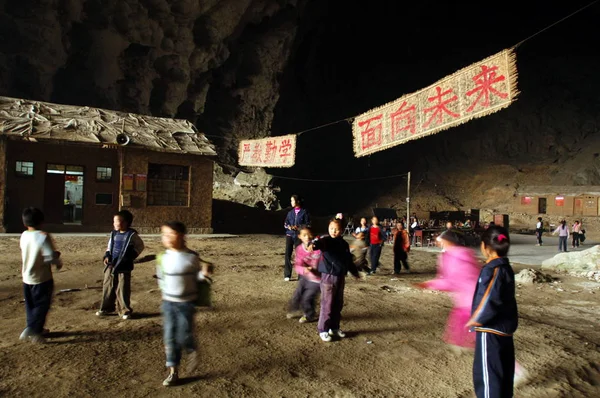 中国の生徒たちは 2007年11月14日 中国南西部の貴州省安春市 水安郡 水安郡の洞窟にある中東希望小学校でゲームをする — ストック写真