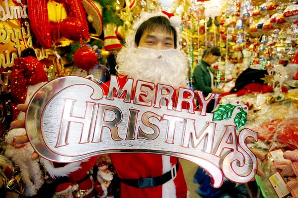 Vendeur Chinois Habillé Comme Père Noël Montre Signe Joyeux Noël — Photo