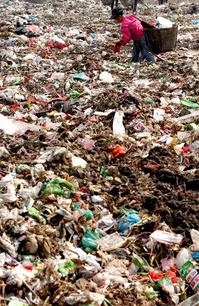 Poveri Cinesi Raccolgono Rifiuti Una Discarica Huaibei Provincia Orientale Chinas — Foto Stock