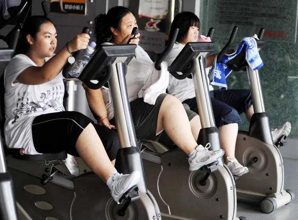 Weifang Şehirde Bir Fitness Merkezinde Bir Ağırlık Azaltma Yaz Kampı — Stok fotoğraf