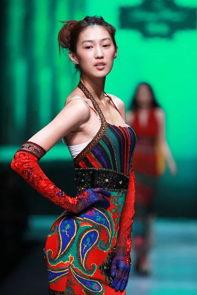 中国モデル提示ケ 2010年春夏ファッションショー中国ファッション週 2009 中国の北京で 2009 日中に — ストック写真