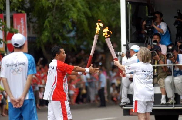 Torchbearers Memegang Obor Olimpiade Selama Estafet Obor Olimpiade Beijing 2008 — Stok Foto