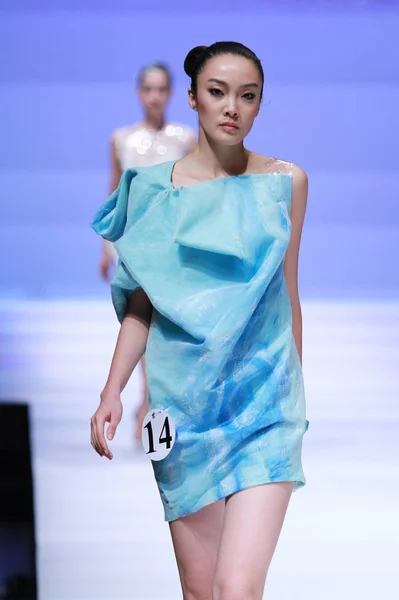 月曜日 2009 日北京 中国ファッション ウィーク中に中国人留学生によるデザインを展示する照準中国のファッション家招待コンテストでモデルのパレード — ストック写真