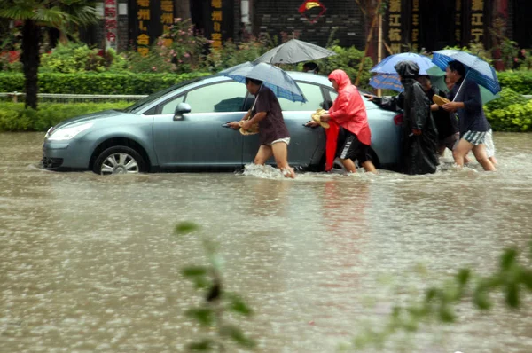 Chinese Locals Push Car Flooding Street Heavy Rain Bozhou City — Stock Photo, Image