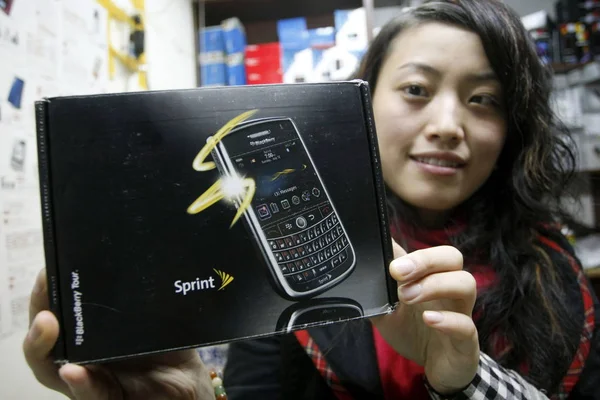 Chinese Saleswoman Shows Sprint Blackberry Mobile Phone Phone Market Shanghai — Stock Photo, Image
