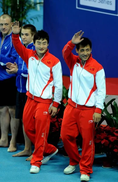 2008年5月31日 中国秦凯和王峰在中国东部江苏省南京获得2008年菲娜世界大赛跳水赛道的男子 0万同步跳板冠军后 向观众致意 秦某和王一梅以471 分的成绩夺金 — 图库照片