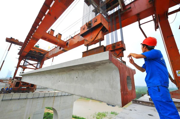 中国人労働者は 2009年8月6日 中国東部江蘇省南京市で 上海高速鉄道プロジェクトの一部である大関長江橋を建設した — ストック写真