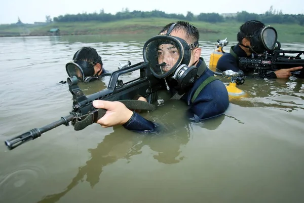 Čínská Lidová Osvobozenecká Armáda Potápějí Řece Během Vojenského Cvičení Jihozápadě — Stock fotografie