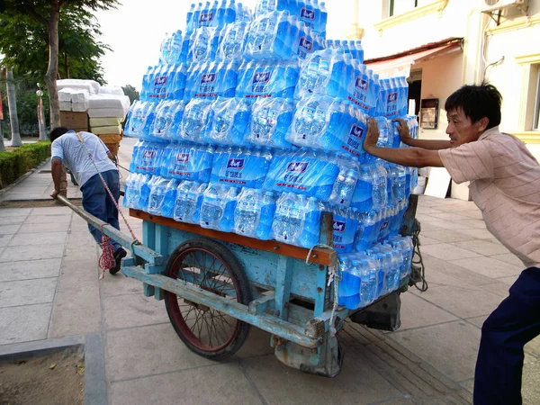 Lavoratore Migrante Cinese Tira Carro Carico Centinaia Bottiglie Acqua Sostenuto — Foto Stock