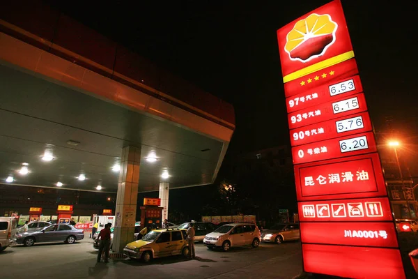 Толпы Автомобилей Будут Заправляться После Повышения Цен Нефть Автозаправочной Станции — стоковое фото
