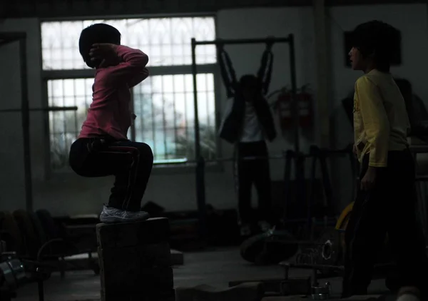 中国儿童在福建省东南部厦门体育中心练习举重 — 图库照片