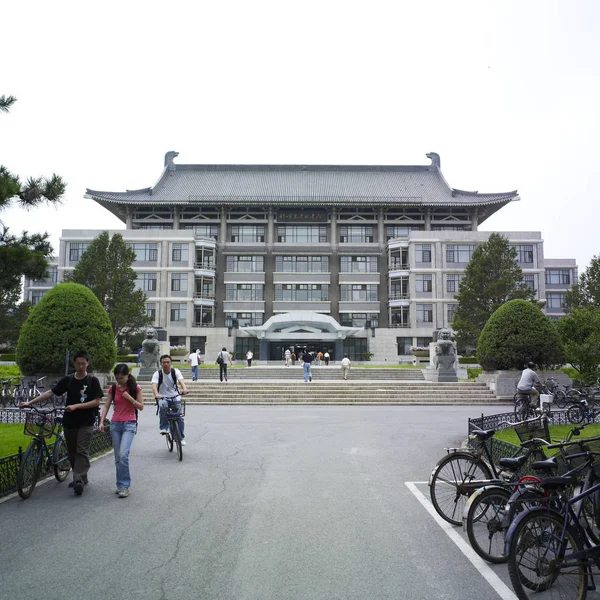 Plik Chińskich Studentów Chodzić Kampusie Jako Biblioteka Jest Postrzegana Tle — Zdjęcie stockowe