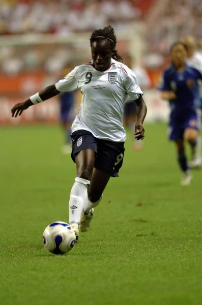 영국의 Eniola Aluko 드리블 상하이에서 2007 Fifa 월드컵의 2007 — 스톡 사진