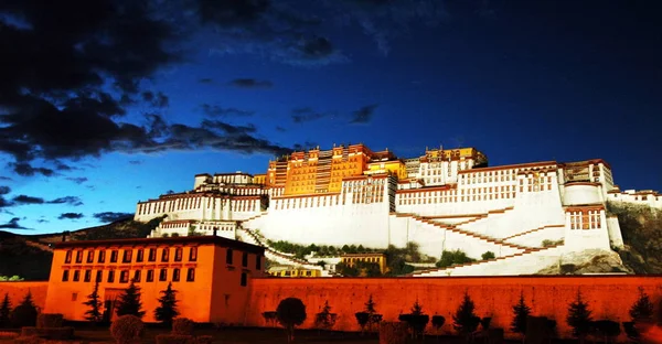 Lhasa Şehrinde Potala Sarayı Gece Görünümü Güneybatı Çin Tibet Özerk — Stok fotoğraf