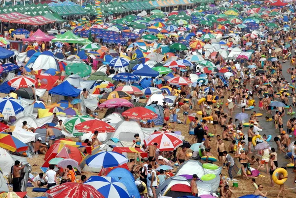 Les Vacanciers Affluent Dans Une Station Balnéaire Ville Dalian Province — Photo