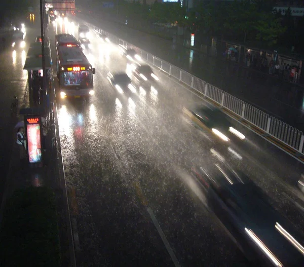 2008年5月3日 北京の雨の中の交通の眺め — ストック写真