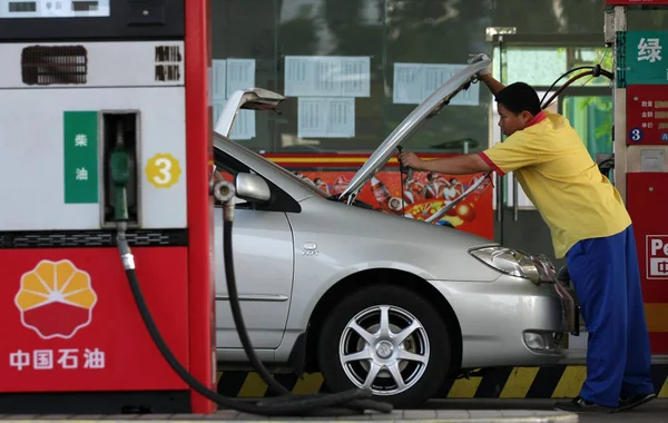 労働者は 南中国海南省の Petrochina のガソリンスタンド 5月15日 2008の車のためのガスを充填します — ストック写真