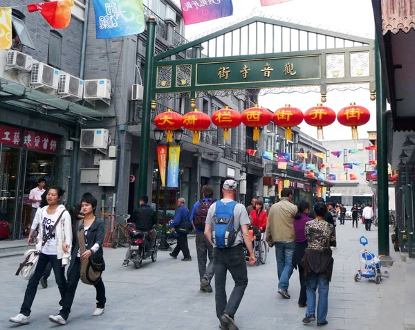 Tourists Walk Dazhalan Xijie Known West Dashilan Street Beijing China — Stock Photo, Image