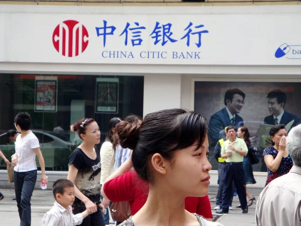 Helyi Kínai Állampolgárok Gyalog Elmúlt Fióktelepe Kínai Citic Bank Chongqing — Stock Fotó
