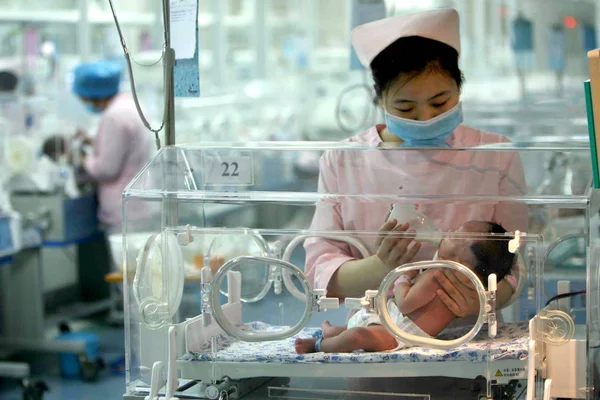 Čínské Zdravotní Sestry Krmí Novorozence Kteří Jsou Drženi Inkubátorech Nemocnici — Stock fotografie