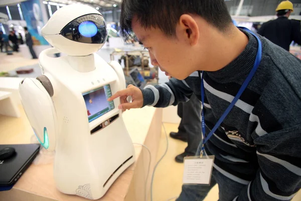 Hombre Chino Prueba Robot Durante Preparación Feria Internacional Industria China —  Fotos de Stock