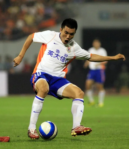 Zheng Zhi Chinas Shandong Luneng Football Club Dribla Enquanto Compete — Fotografia de Stock