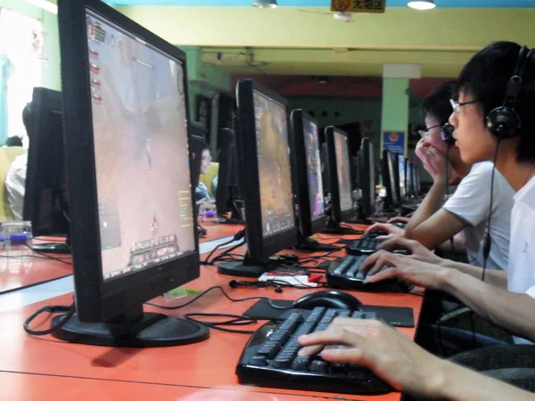 2009년 29일 후베이성 엔시의 인터넷 카페에서 인터넷 사용자가 온라인 게임을 — 스톡 사진