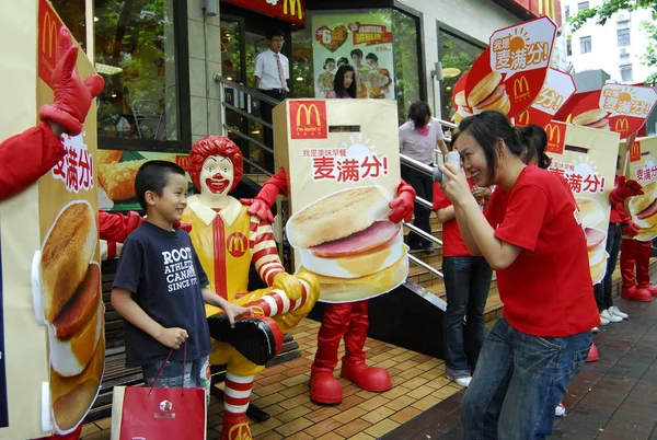 2008年6月14日 一个中国男孩在上海麦当劳店前摆姿势拍照 — 图库照片