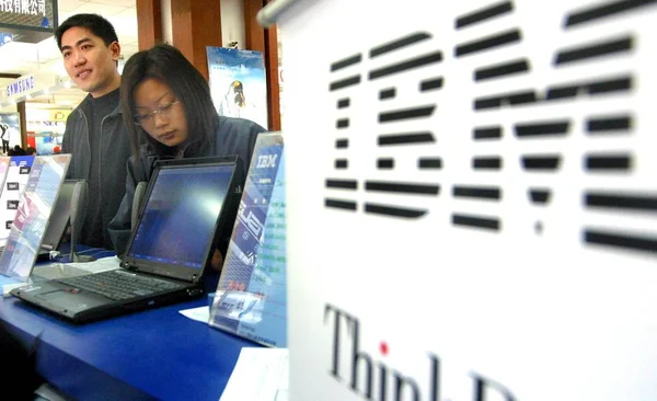 Китайские Покупатели Покупают Ноутбуки Ibm Нанкине Провинция Цзянсу 2004 — стоковое фото